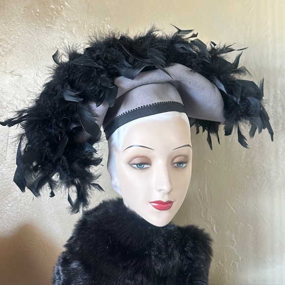 GRANDIOSE 1950's TAUPE FELT LARGE BRIMMED HAT WITH BLACK FEATHERS - Picture 1 of 10